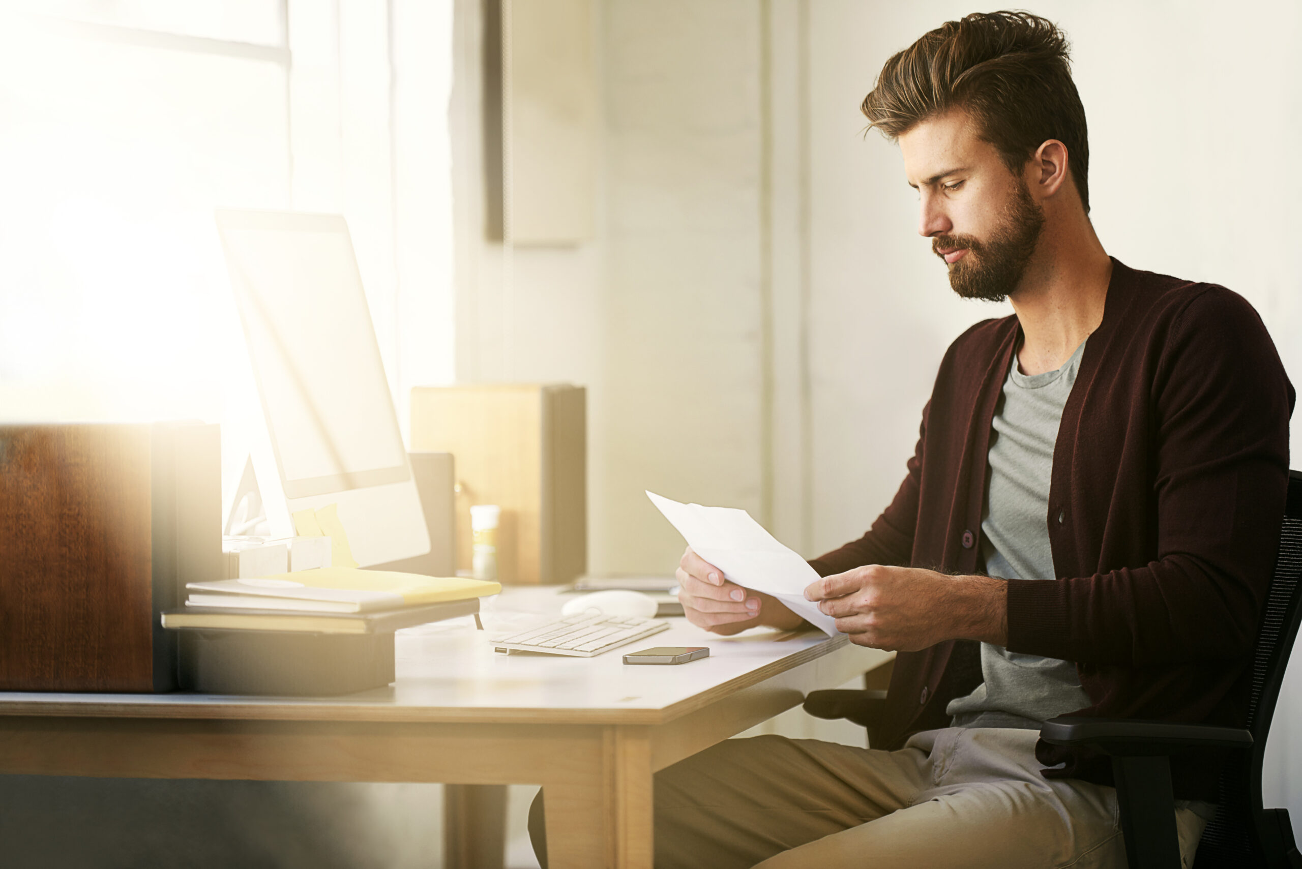 Physiotherapeut liest Defizitbescheid – Anpassungslehrgang oder Kenntnisprüfung als Optionen in Deutschland