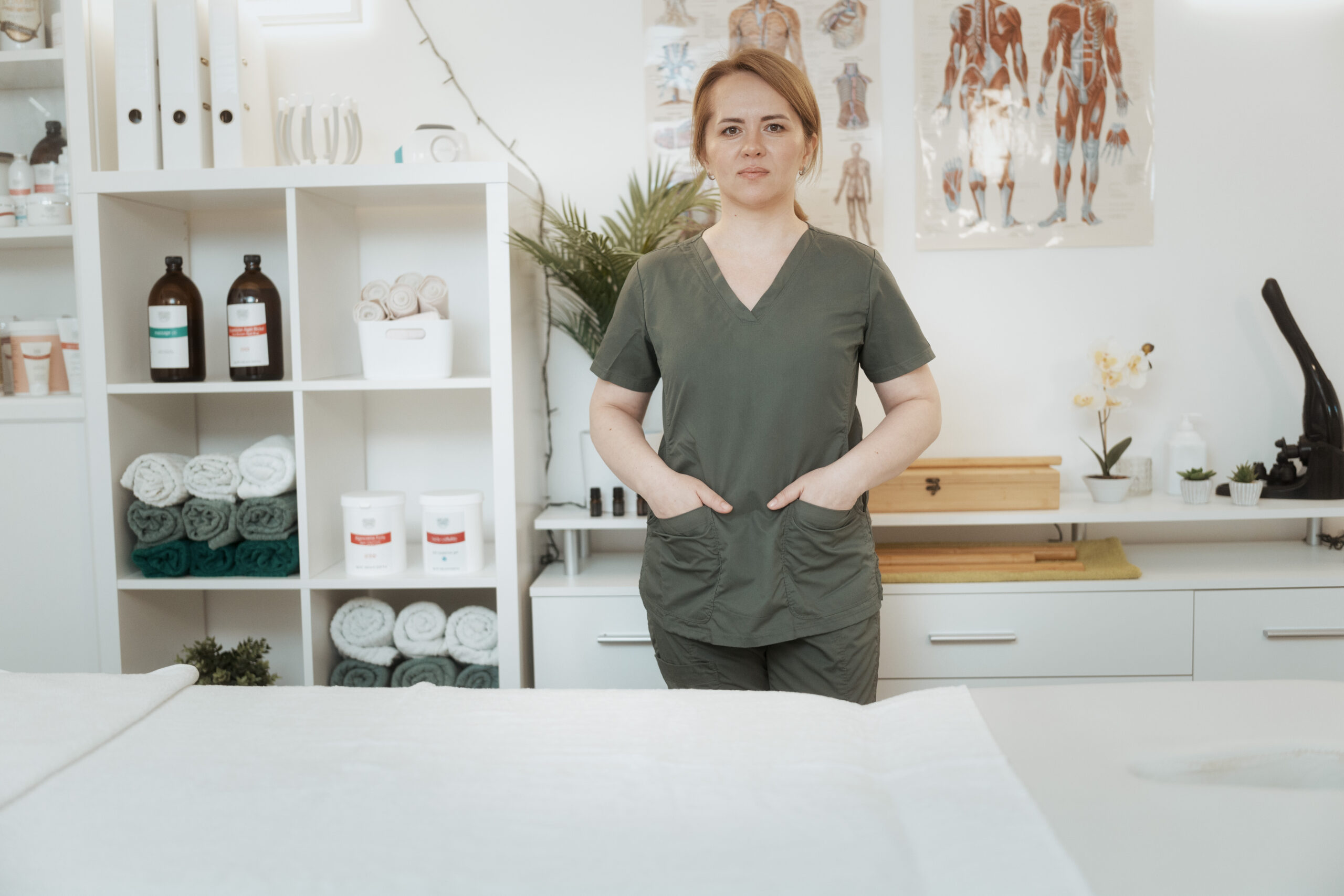 Physiotherapeut arbeitet in deutscher Praxis – Gehalt und Karrierechancen als Physiotherapeut in Deutschland