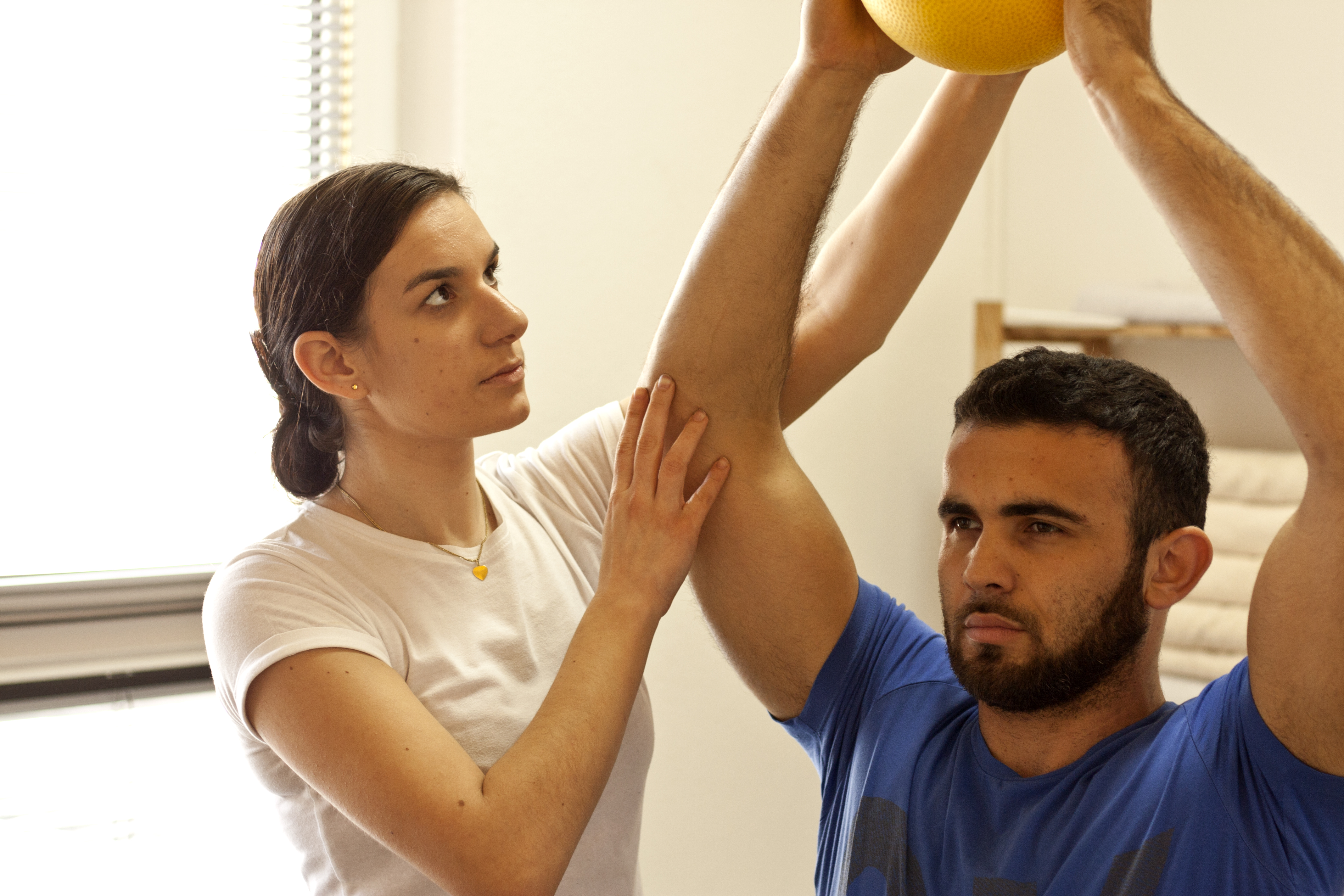 Physiotherapist during adaptation course treating a patient under supervision – practical training in Germany