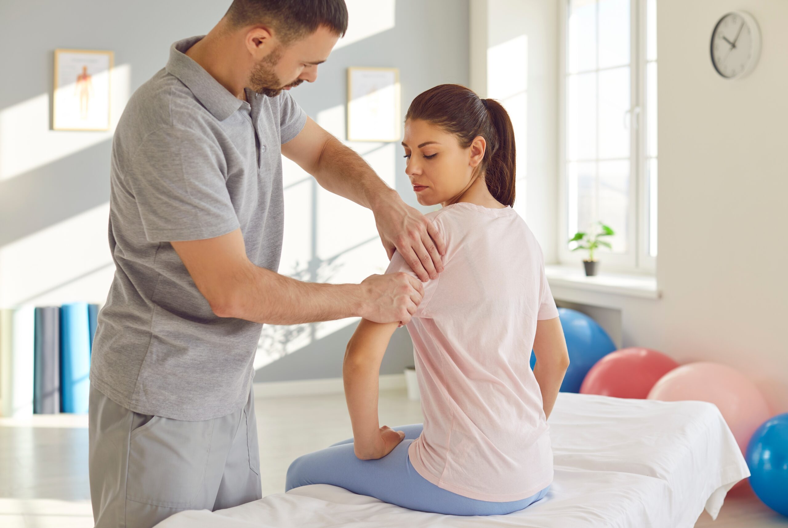 Physiotherapeut behandelt Patientin in einer modernen Praxis – Physiotherapeuten aus dem Ausland einstellen mit DIH ProPhysio